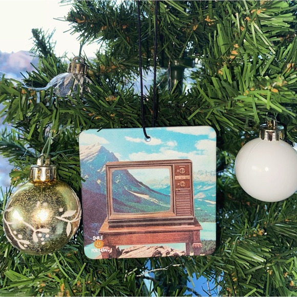 Hanging Car / Room Air Freshener - Rosin - Retro Tv - Picture 1 of 2